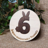 Plaque ronde en bois Lapiversaire 🎂 -  Chiffre oreilles de lapin + Gravure personnalisée