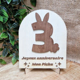 Plaque en bois avec pieds Lapiversaire 🎂 -  Chiffre oreilles de lapin + Gravure personnalisée